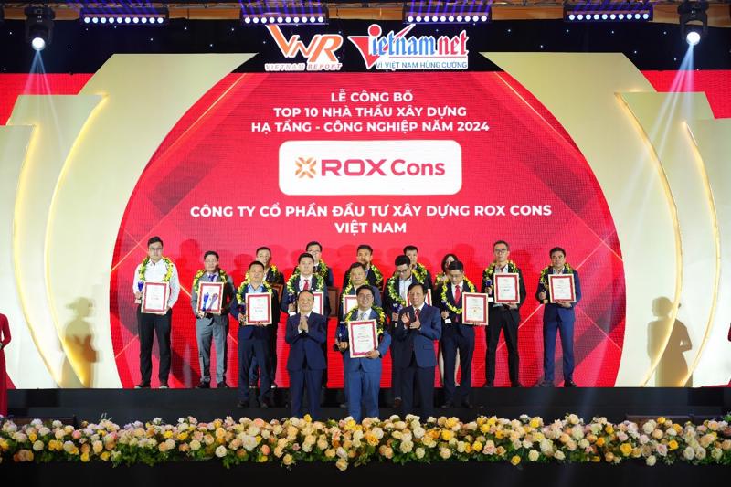 Ông Mai Xuân Diệu, Tổng giám đốc ROX Cons nhận chứng nhận xếp hạng từ Vietnam Report.