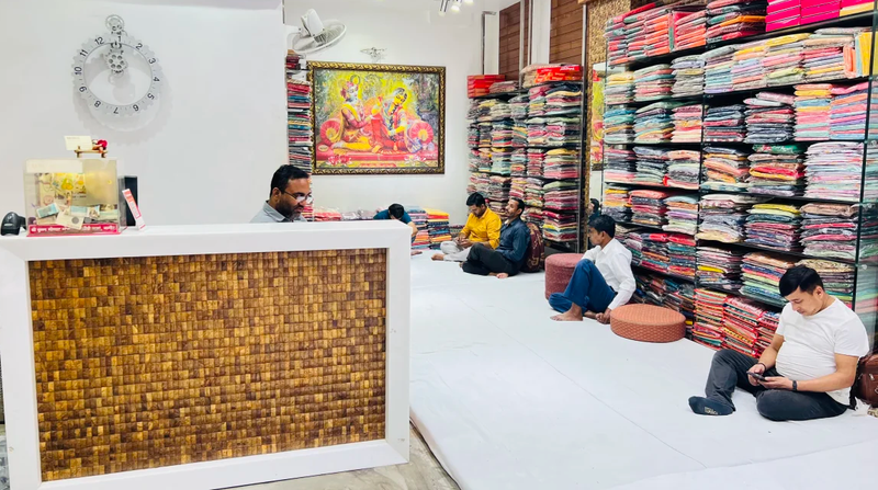 Bên trong cửa hàng sari của ông Brij Kishore Agarwal ở Old Delhi. Ảnh: Sania Farooqui/CNN.