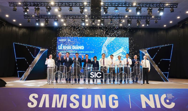 Các đại biểu thực hiện nghi thức khai giảng của “Chương trình Phát triển nhân tài công nghệ - Samsung Innovation Campus (SIC) năm học 2023 – 2024”.