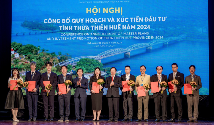 Lãnh đạo tỉnh Thừa Thiên Huế trao giấy chứng nhận đăng ký đầu tư cho các dự án tại Hội nghị công bố Quy hoạch và xúc tiến đầu tư tỉnh Thừa Thiên Huế năm 2024, diễn ra vào đầu tháng 4 vừa qua.