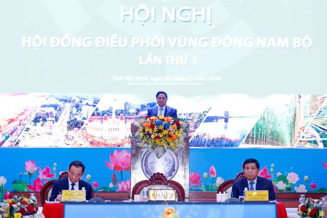 Prime Minister Pham Minh Chinh, serving as Chairman of the Southeast Regional Coordination Council, presided over the Council's 3rd Conference, which primarily centered on organizing and implementing regulations, on the morning of May 5 in the southeast province of Tay Ninh. (Photo source: VGP)