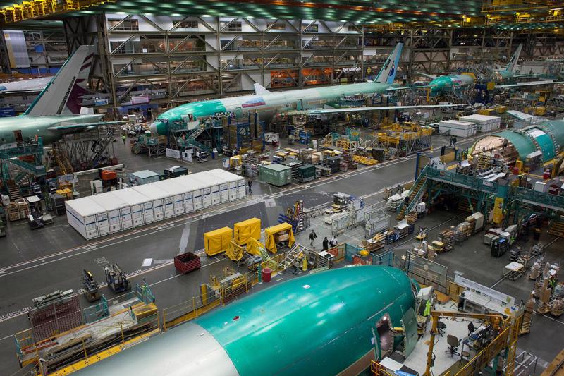 Trong một nhà máy sản xuất máy bay của Boeing - Ảnh: Bloomberg.