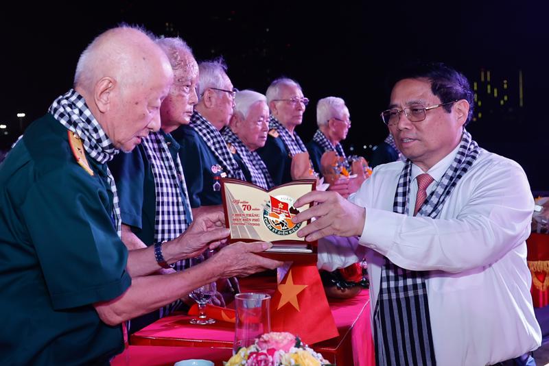 Thủ tướng Phạm Minh Chính tặng Kỷ niệm chương cho các cựu chiến sĩ Điện Biên - Ảnh VGP