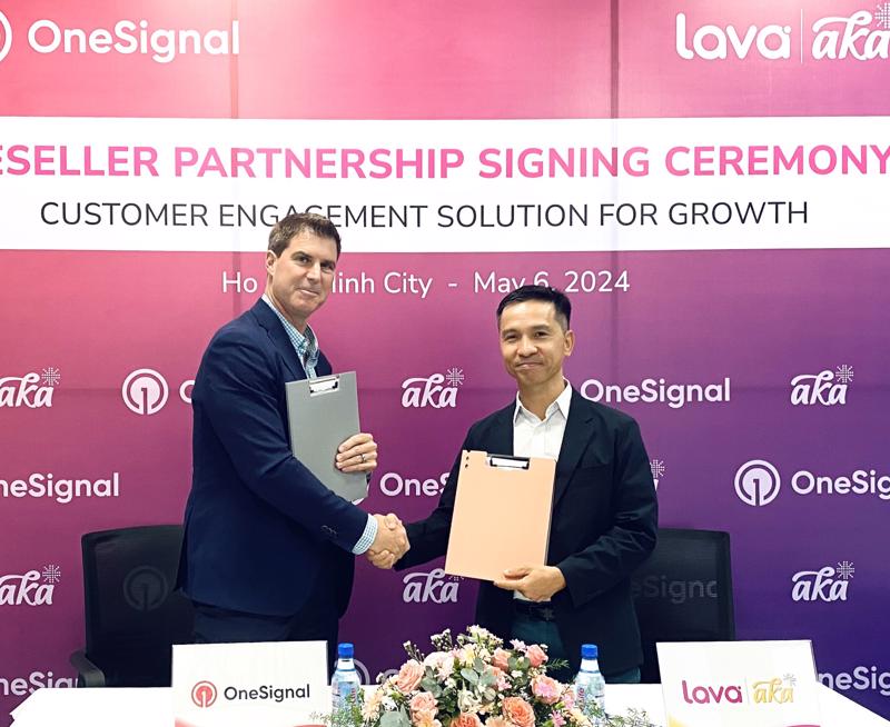 Ông Josh Wetzel, Giám đốc doanh thu OneSignal và ông Long Nguyễn, Giám đốc Điều hành AKA Digital Việt Nam ký kết hợp tác, sáng 6/5 tại TP.HCM.