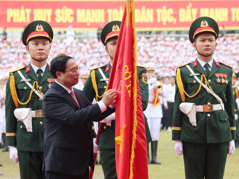 Thay mặt lãnh đạo Đảng, Nhà nước, Thủ tướng Phạm Minh Chính đã trao và gắn Huân chương Độc lập Hạng nhất cho Đảng bộ, chính quyền và nhân dân các dân tộc tỉnh Điện Biên.