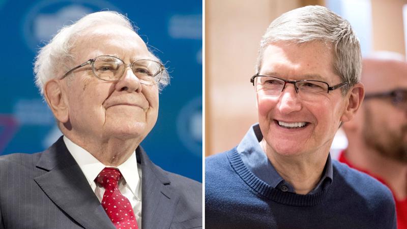 Tỷ phú Warren Buffett và CEO Tim Cook. 
