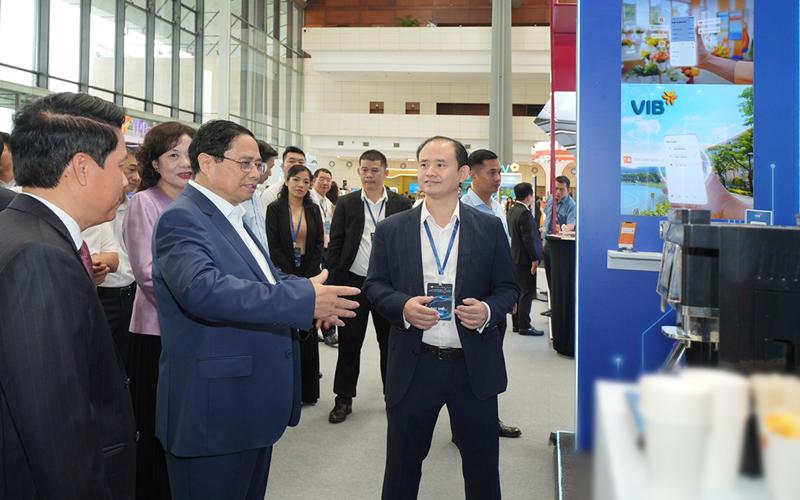 Thủ tướng Phạm Minh Chính, Thống đốc Nguyễn Thị Hồng cùng đại diện các cơ quan nhà nước tham quan gian hàng của VIB tại sự kiện Chuyển đổi số ngành Ngân hàng năm 2024.