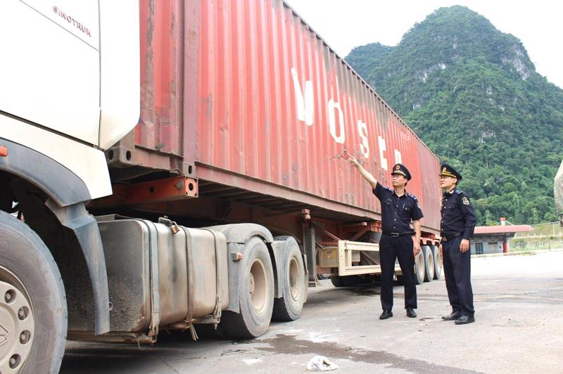 Công chức hải quan Quảng Bình giám sát hàng hóa nhập khẩu qua cửa khẩu Cha Lo
