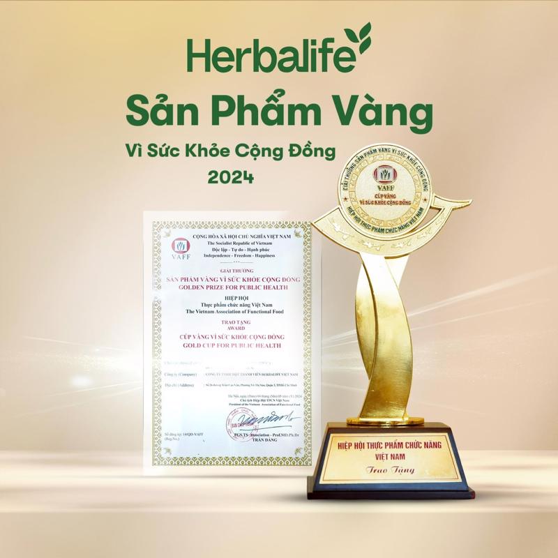 Chứng nhận và cúp giải thưởng “Sản phẩm Vàng vì sức khỏe cộng đồng 2024” được trao cho Herbalife Việt Nam bởi VAFF.