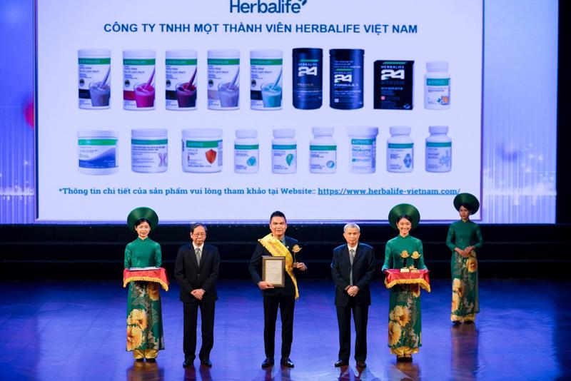 Representative of Herbalife Vietnam received the "Golden Product Award for Community Health" award.