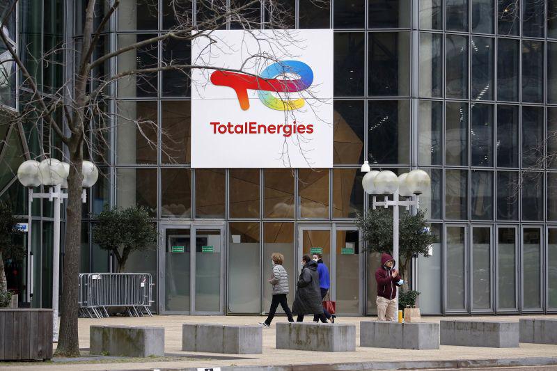 Trụ sở chính của TotalEnergies tại khu thương mại La Defense, Paris - Ảnh: Getty Images