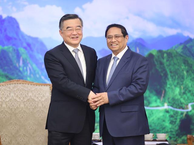 Prime Minister Pham Minh Chinh met with Zhang Qingwei, a senior leader of China’s National People’s Congress, on May 8th. (Photo source: VGP.)