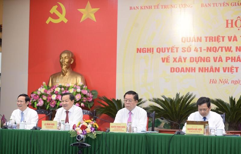 Phó Thủ tướng Chính phủ Lê Minh Khái, Trưởng Ban Tuyên giáo Trung ương Nguyễn Trọng Nghĩa dự, chủ trì và chỉ đạo hội nghị.