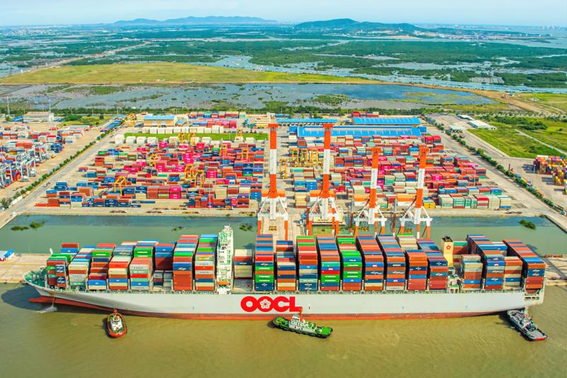 The port's state-of-the-art equipment includes Super Post-Panamax cranes, container handling equipment, and specialized trailers. (Photo source: internet.)