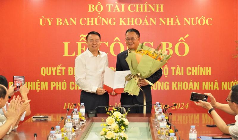 Thứ trưởng Bộ Tài chính Nguyễn Đức Chi trao Quyết định bổ nhiệm đồng chí Bùi Hoàng Hải giữ chức vụ Phó Chủ tịch UBCKNN. Ảnh: TT&QHCC.