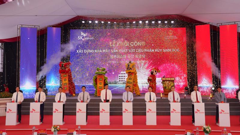Phó Thủ tướng Trần Lưu Quang nhấn nút khởi công dự án Ecovance tại khu công nghiệp Đình Vũ (Hải Phòng)