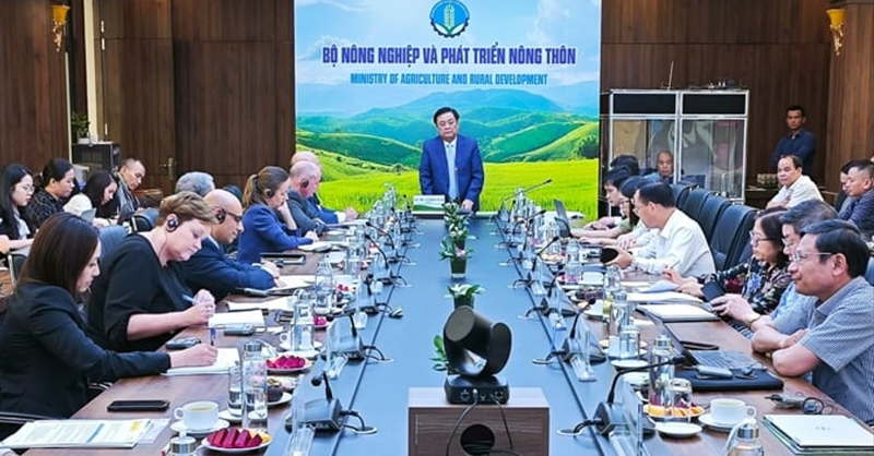 Bộ trưởng Lê Minh Hoan chủ chỉ buổi làm việc với các tham tán