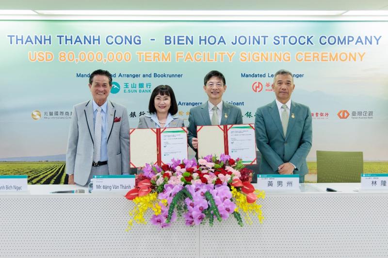 Mrs. Huynh Bich Ngoc - Chairlady of TTC AgriS and leadership of TTC Group, E.SUN bank, along with the group of international financial institutions at the signing ceremony for the capital mobilization deal of USD 80 million