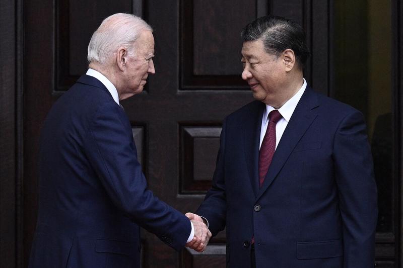 Tổng thống Mỹ Joe Biden (trái) và Chủ tịch Trung Quốc Tập Cận Bình trong một lần gặp - Ảnh: Bloomberg.