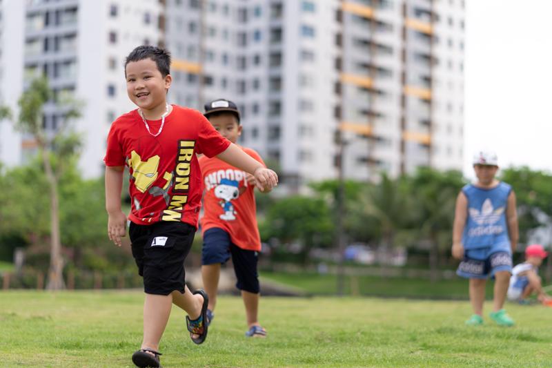 Những đứa trẻ hạnh phúc khi vui chơi giữa thiên nhiên.