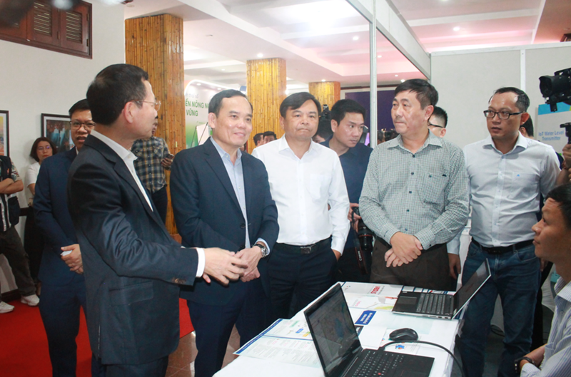 Phó Thủ tướng Trần Lưu Quang thăm các gian hàng tại hội nghị về chuyển đổi số ngành nông nghiệp. Ảnh: Chu Khôi.