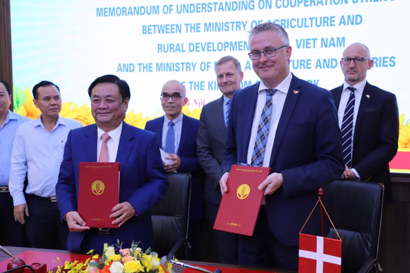 Bộ trưởng Jacob Jensen và Bộ trưởng Lê Minh Hoan ký Biên bản ghi nhớ gia hạn chương trình hợp tác giữa hai chính phủ. Ảnh: Đại sứ quán Đan Mạch.