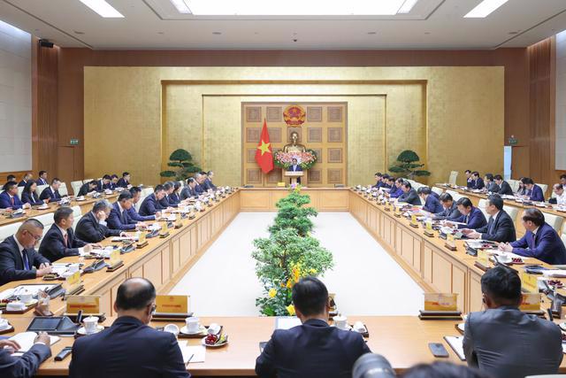 Prime Minister Pham Minh Chinh chairing a meeting with 19 Chinese groups in Hanoi on May 14. 