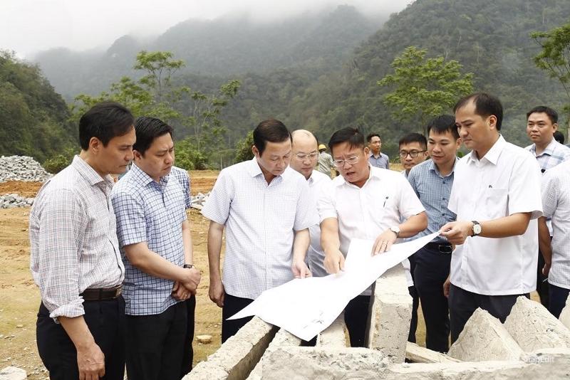 Chủ tịch UBND tỉnh Thanh Hóa Đỗ Minh Tuấn cùng các thành viên trong đoàn công tác kiểm tra tiến độ thực hiện khu tái định cư tại thôn Pốn Thành Công, xã Lũng Cao, huyện Bá 