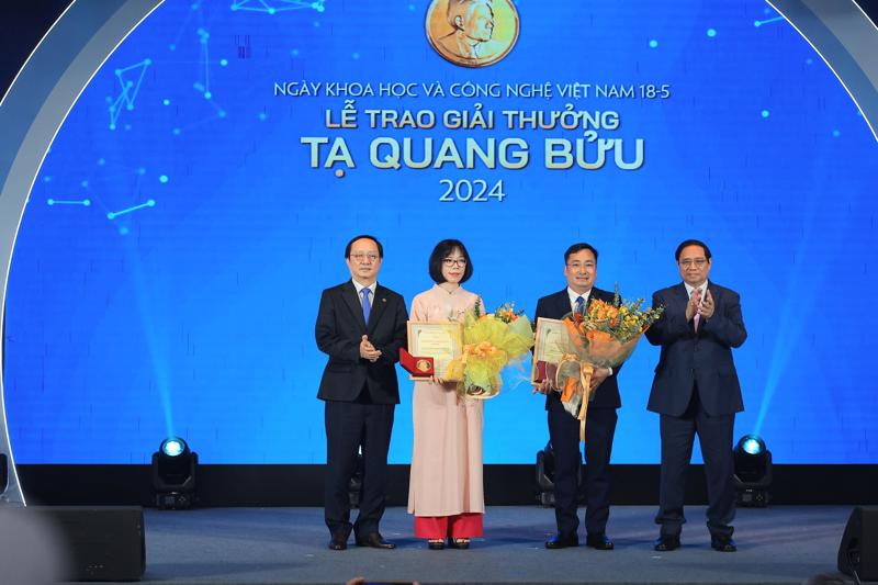 Thủ tướng Chính phủ Phạm Minh Chính và Bộ trưởng Bộ Khoa học và Công nghệ Huỳnh Thành Đạt trao giải thưởng và chúc mừng các tác giả được giải Tạ Quang Bửu năm 2024.