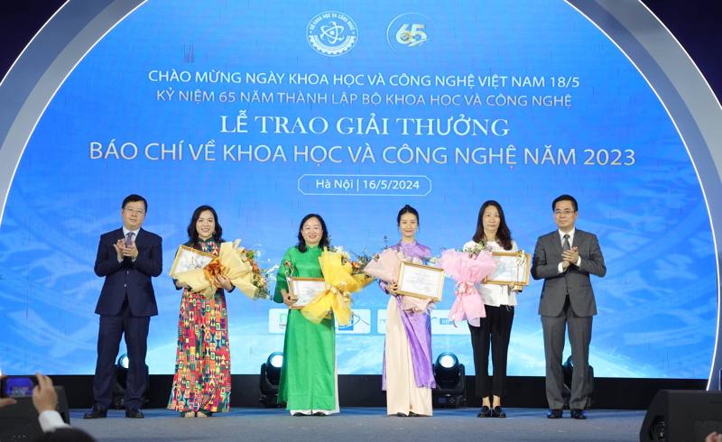 Thứ trưởng Bộ Khoa học và Công nghệ Nguyễn Hoàng Giang và Thứ trưởng Bộ Thông tin và Truyền thông Nguyễn Thanh Lâm trao giải Nhất cho các tác giả, tác phẩm báo chí.