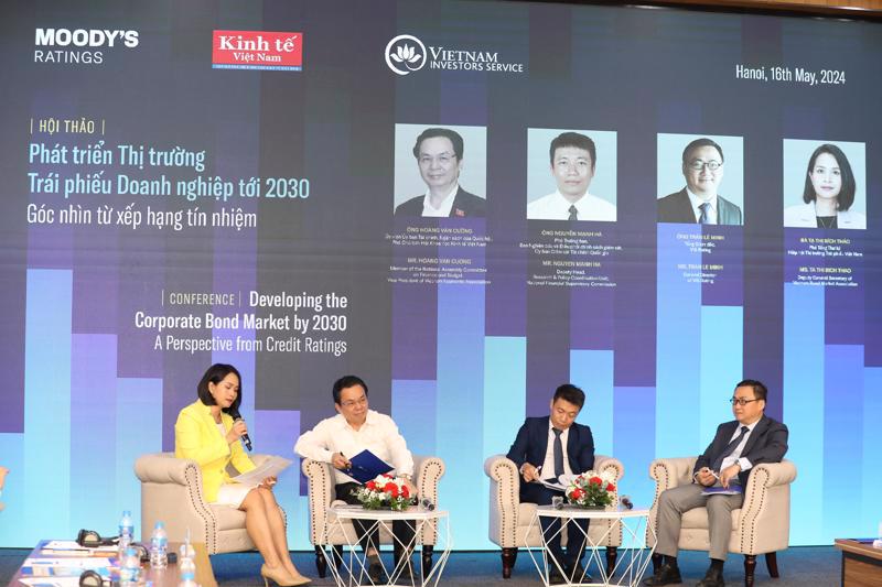 Analysts discuss the corporate bond market at the conference. Photo: Viet Dung