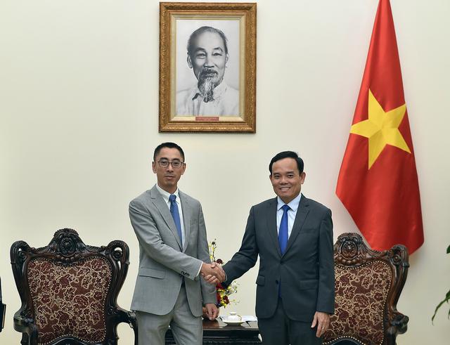 Deputy PM Tran Luu Quang receiving Vice President of Huawei Asia Pacific Zhengjun Zhang in Hanoi on May 15. Photo: VGP