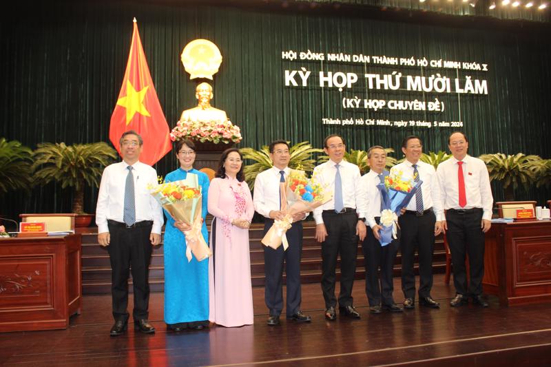 Bí thư Thành ủy TP.HCM Nguyễn Văn Nên cùng các lãnh đạo TP.HCM chúc mừng ông Dương Ngọc Hải (thứ 4 từ trái qua) và bà Trần Thị Diệu Thúy (thứ hai từ trái qua). Ảnh: TN