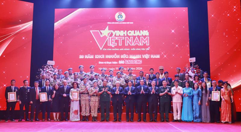 Các tập thể, cá nhân được vinh danh tại Chương trình Vinh quang Việt Nam 2024. Ảnh: Tô Thế.