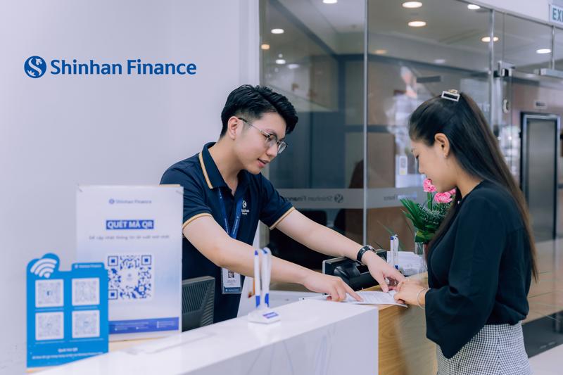 Khách hàng giao dịch tại Shinhan Finance.