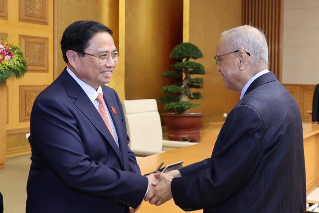 Prime Minister Pham Minh Chinh receives cofounder of Infosys Nagavara Ramaroa Narayana Murthy in Hanoi on May 20. Photo: VGP