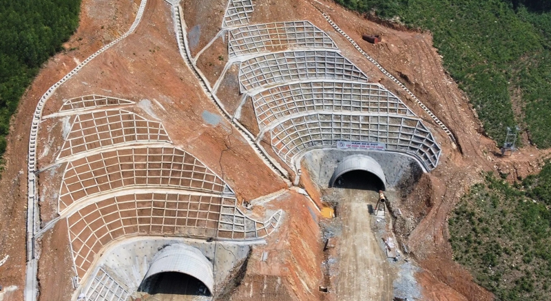 But Pass Tunnel along Vung Ang - Bung expressway connecting central Ha Tinh and Quang Binh provinces. 