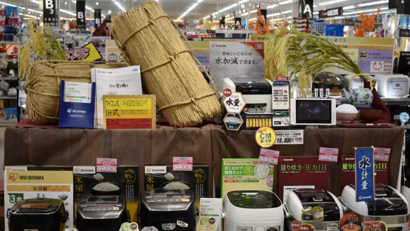 Nồi cơm điện Iris Ohyama được trưng bày tại một cửa hàng ở Nhật. Công ty bắt đầu xuất khẩu gạo đóng gói sang Mỹ và Thái Lan từ đầu năm nay - Ảnh: Reuters