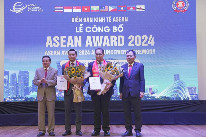 Đại diện Amway Việt Nam (thứ 2, bên trái qua) nhận giải tại Lễ Công bố ASEAN Award 2024.