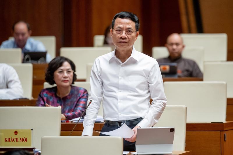 Bộ trưởng Bộ Thông tin và Truyền thông Nguyễn Mạnh Hùng giải trình làm rõ vấn đề đại biểu Quốc hội nêu về tình trạng lừa đảo trực tuyến tại phiên thảo luận chiều ngày 23/5/2024.