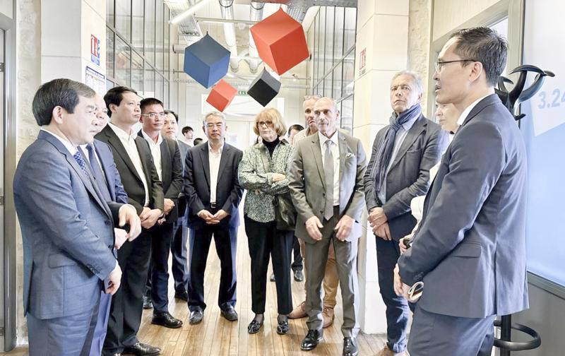 Authorities of Thai Binh province meet French enterprises in Paris.