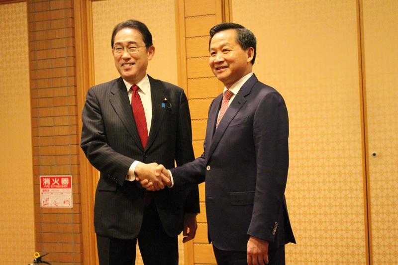 Deputy Prime Minister Le Minh Khai (R) meets Japanese Prime Minister Kishida Fumio in Tokyo on May 23.(Photo: VNA)