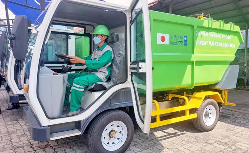 An electric truck is used for waste collection in Hue city. 