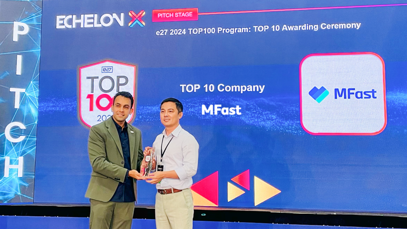 CEO MFast, ông Phan Thanh Long, nhận giải thưởng Top 10 Echelon X. Lọt Top 10 trong hơn 200 đại diện tham dự trên toàn châu Á, chiếc cúp từ BTC e27 là sự ghi nhận cho nỗ lực và thành quả của MFast nhiều năm qua