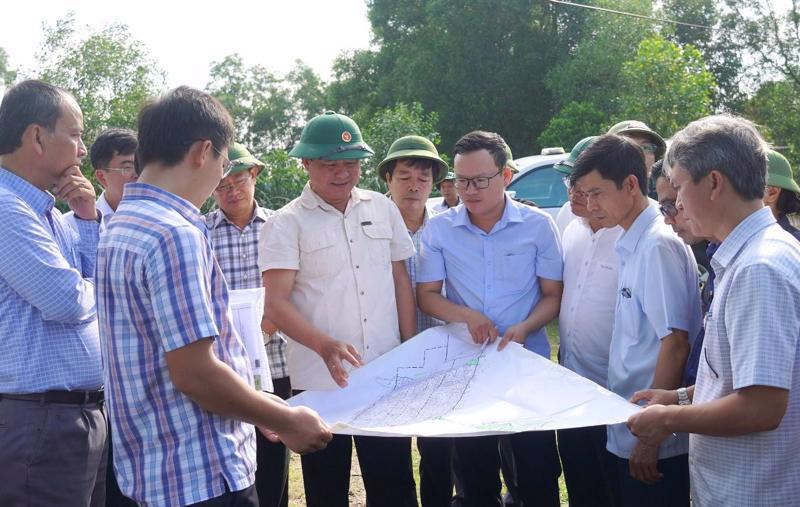 The provincial leaders examining land clearance progress for the airport construction. 