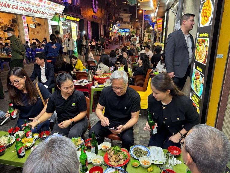 Hình ảnh ông Jensen Huang, CEO Nvidia, uống bia, thưởng thức ẩm thực đường phố tại phố cổ Hà Nội.  Nguồn ảnh: FB ông Hoàng Anh Tuấn, Tổng Lãnh sự Việt Nam tại San Francisco (Hoa Kỳ) 