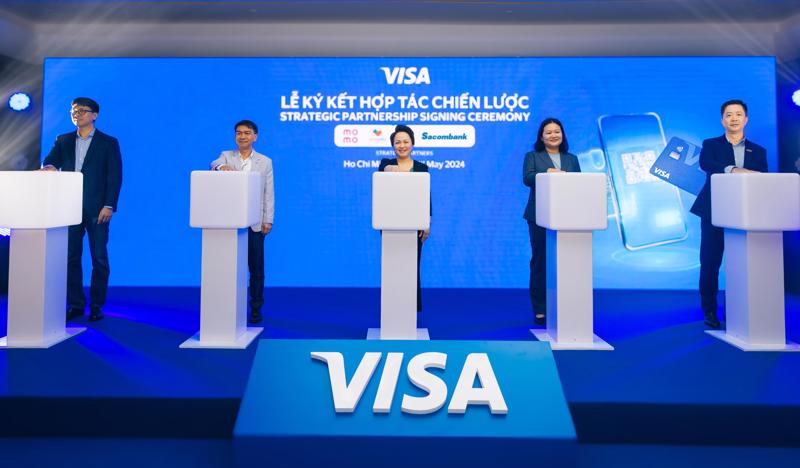 Ông Nguyễn Minh Tâm - Phó Tổng giám đốc Sacombank (bìa phải) tham gia lễ ký kết với Visa và đại diện 3 ví điện tử.