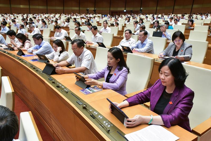 Các đại biểu Quốc hội tranh luận về quy định trừ tỷ lệ hưởng lương hưu khi nghỉ trước tuổi chiều 27/5. Ảnh: Quochoi.vn.