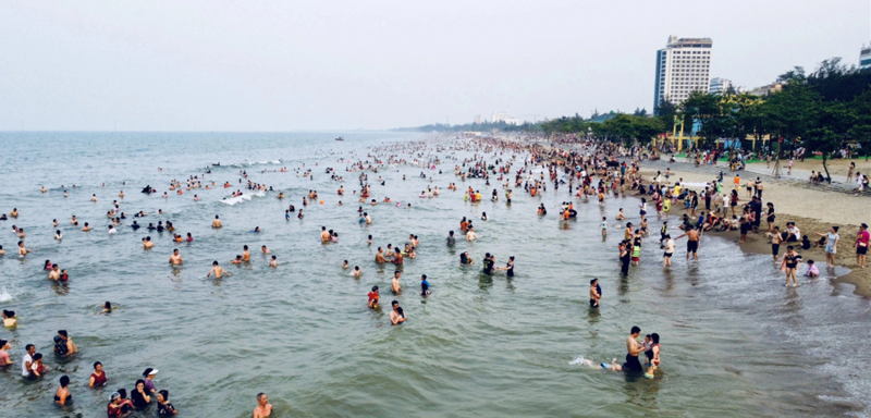 Tourists at Cua Lo Beach in Nghe An province. Photo: Doan Hoa