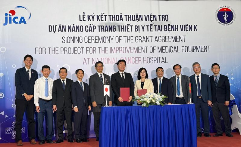  Bộ trưởng Y tế Đào Hồng Lan và Trưởng đại diện văn phòng JICA Việt Nam Sugano Yuichi tại lễ ký Thỏa thuận viện trợ. Ảnh: Hoàng Linh.